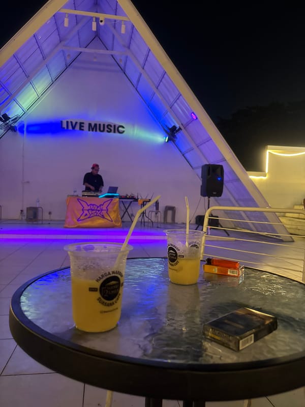 Late-night live music hangout at a North Jakarta outdoor café