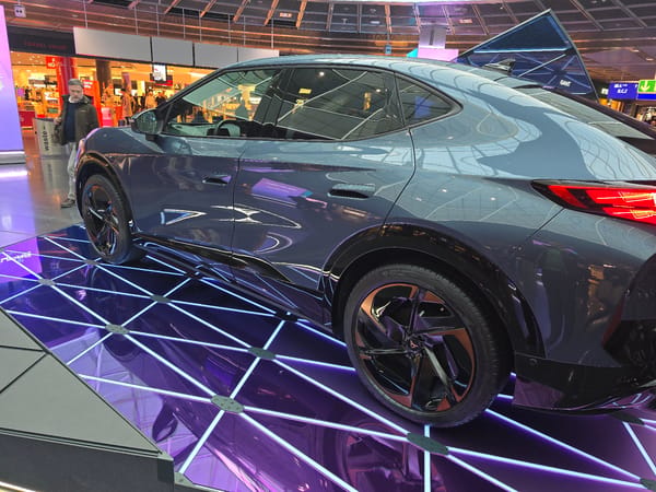 Vehicle display and aircraft servicing at Frankfurt Airport