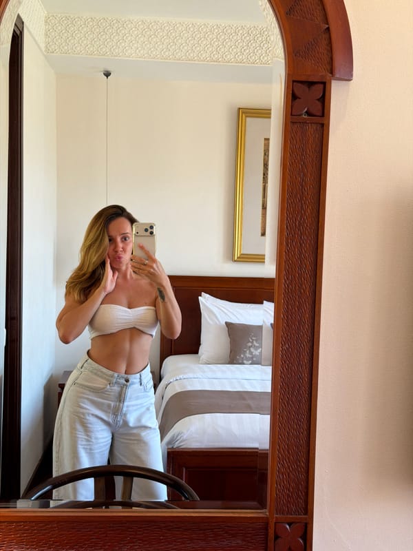 Woman documents morning routine at Kuta resort through selfies