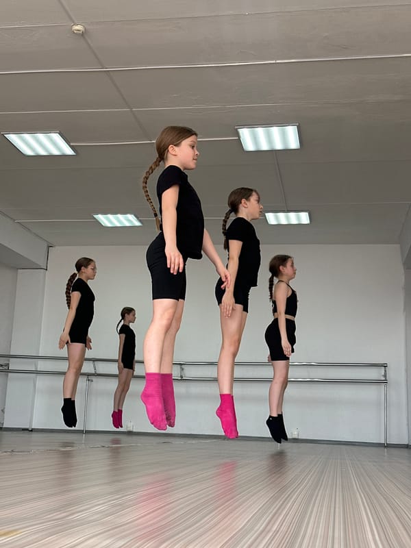Teen dancers practice in Votkinsk studio