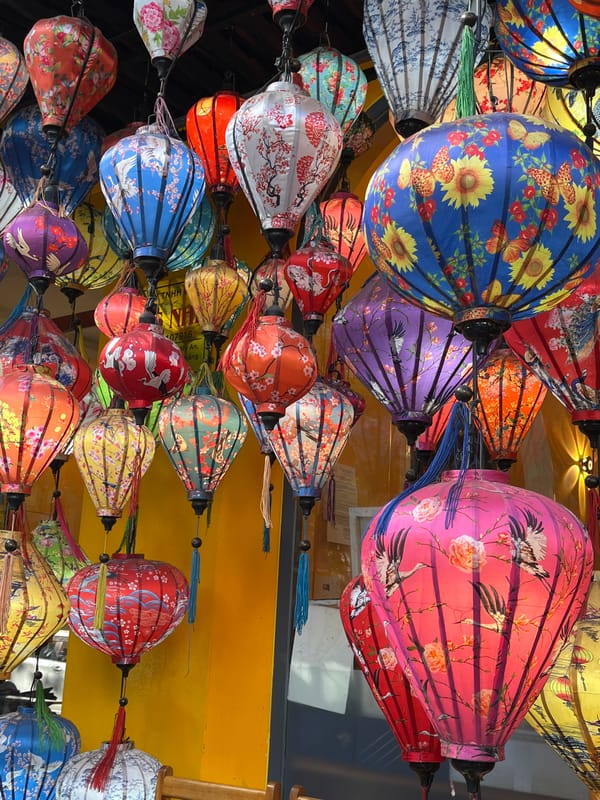 Morning scenes captured across Đà Nẵng markets and streets
