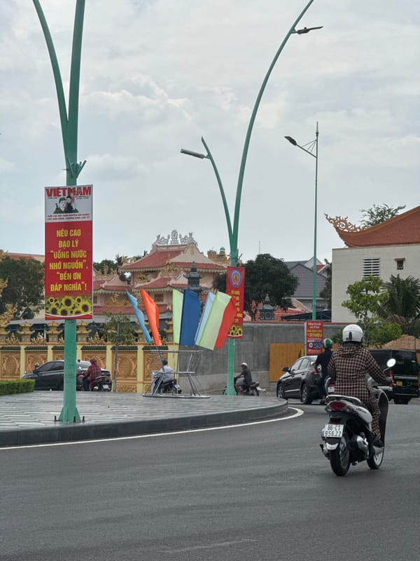 Phan Thiết street life: bikes, landmarks, and everyday commutes