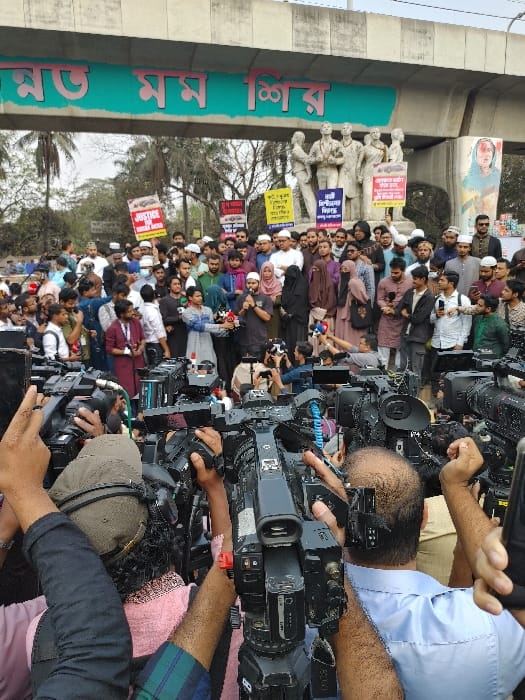 Justice for Amena Akter protest draws crowds at Dhaka University