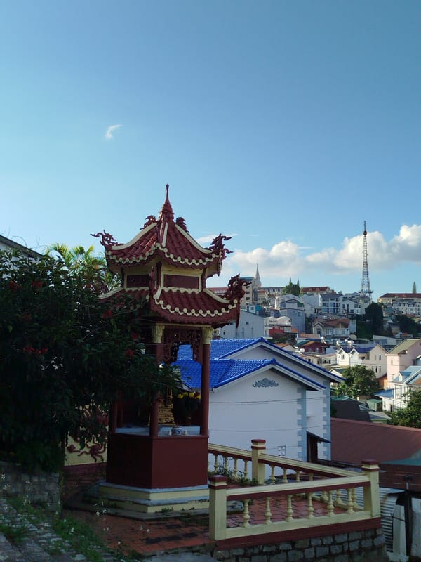 Street-level tour through Da Lat's hillside architecture and city mix