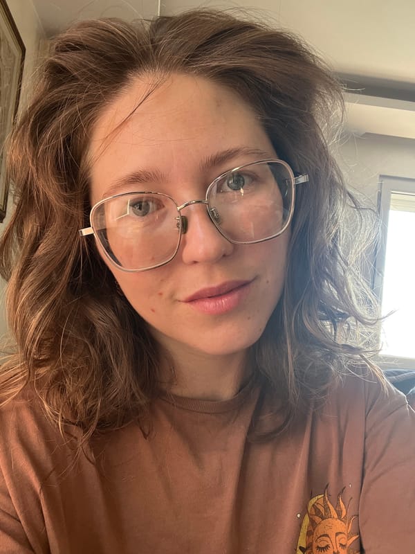Casual portrait session in Podgorica, rust tee and glasses