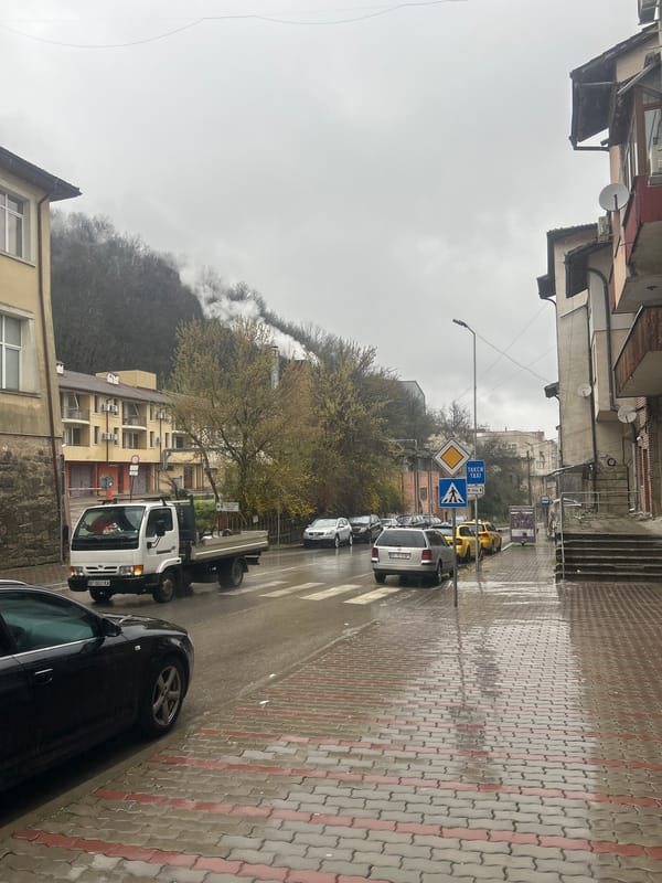 Rainy morning street scene captured in Veliko Tarnovo