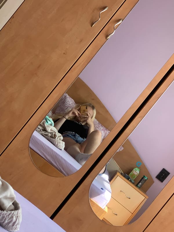 Cat and mirror selfies from a bedroom in Vidin