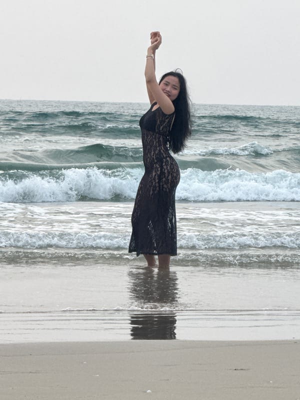 Morning beach activities captured at Đà Nẵng Vietnam