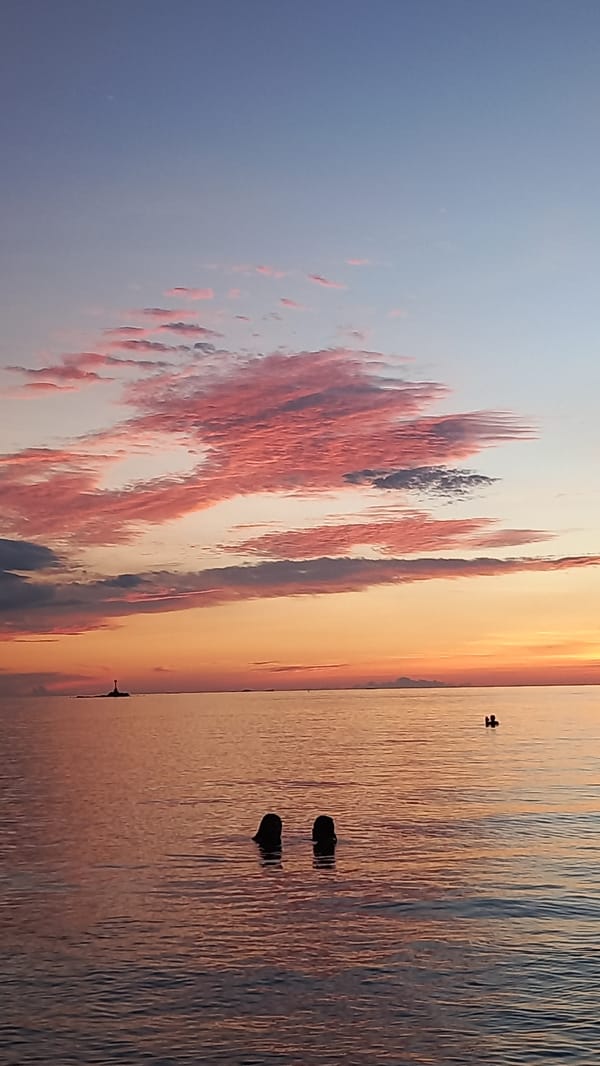 Sunset beach gathering on Koh Phangan with swimming and photos