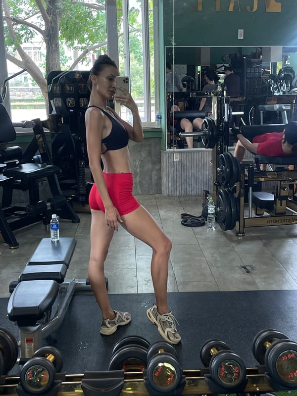 Mirror selfie at a gym in Phan Thiết, Vietnam