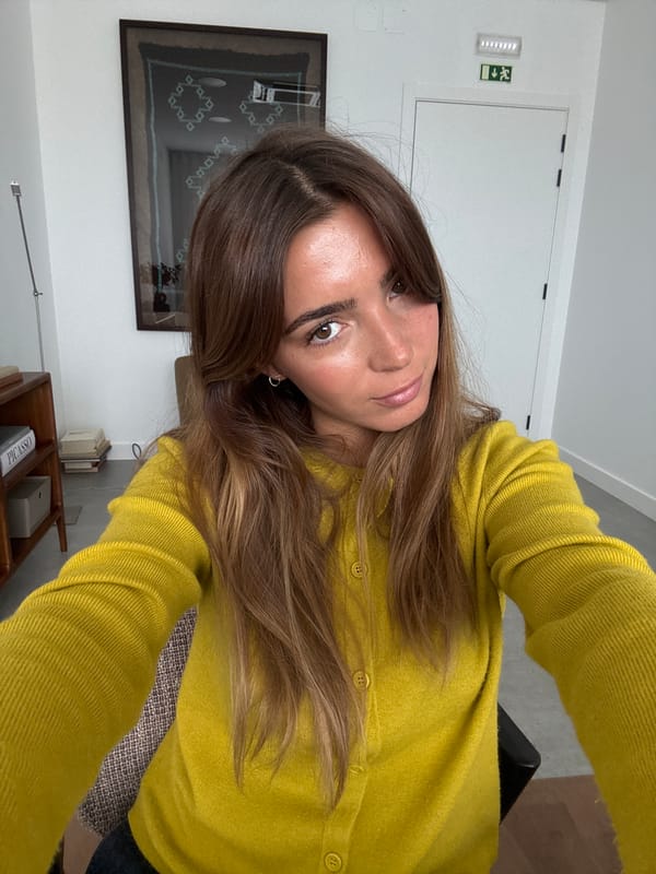 Woman poses with laptop at workspace in Torres Vedras