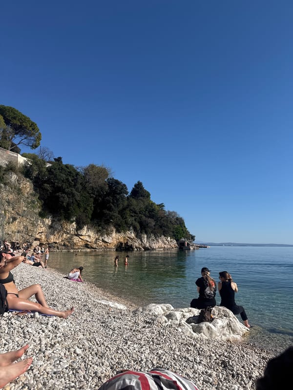 Sunny afternoon draws beachgoers to Rijeka's Sablićevo Beach