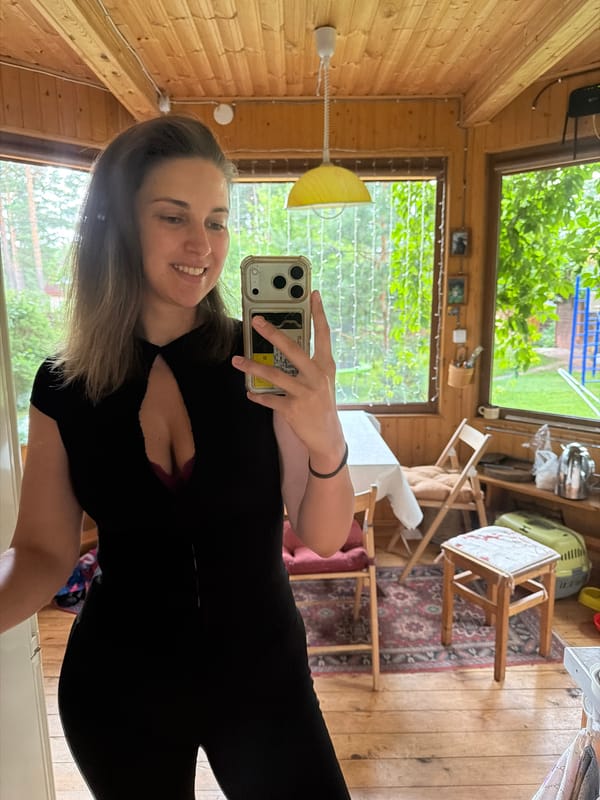 Lazy afternoon in Орехово: indoor selfie, outdoor cat
