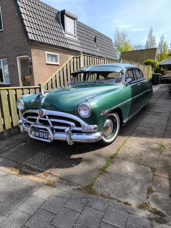 Green vintage car spotted in Bergen driveway