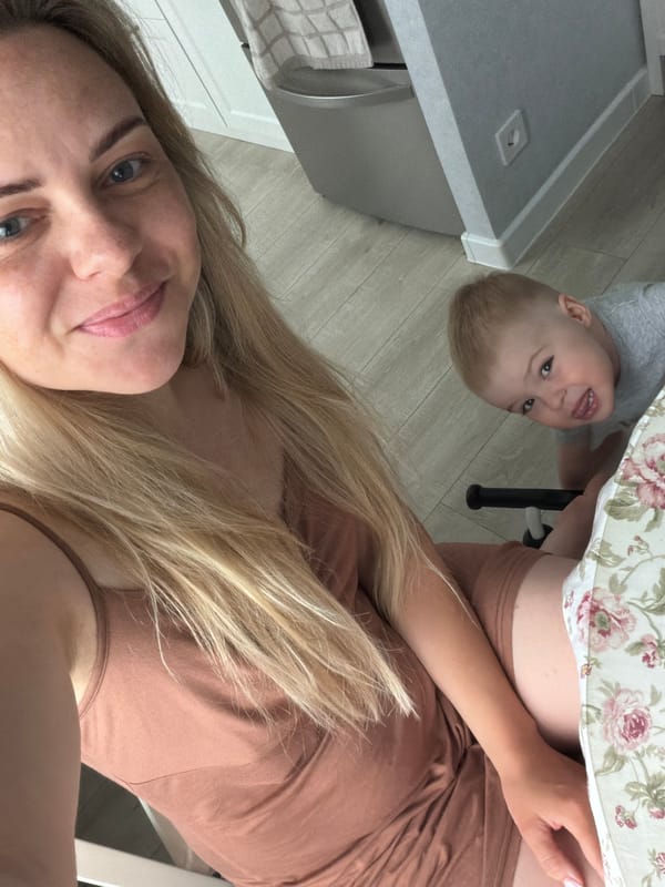 Mother and child morning moment captured in Votkinsk selfies
