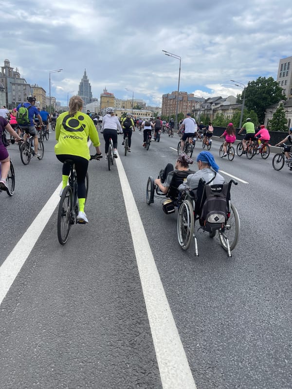 Bicycle parade draws diverse participants through Moscow streets