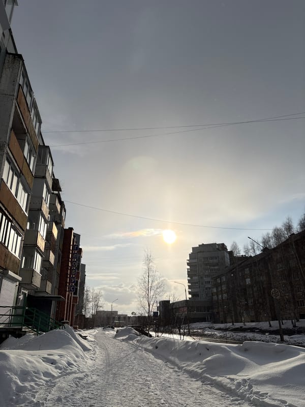 Heavy snow blankets residential Ust-Ilimsk under hazy sun