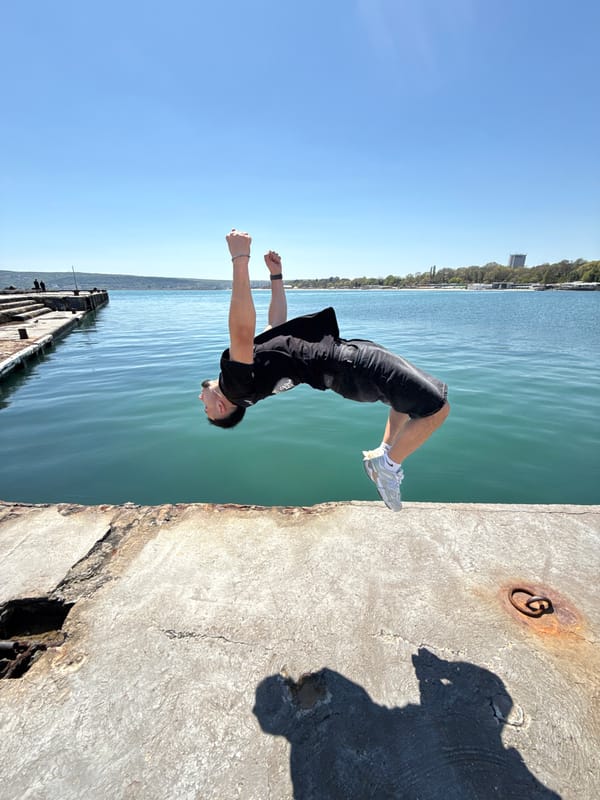 Families and acrobats enjoy sunny morning at Varna waterfront piers