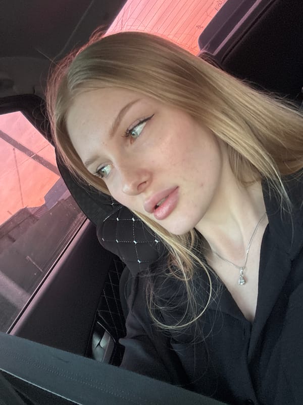 Blonde woman spotted in vehicle in Kondratovo, Russia