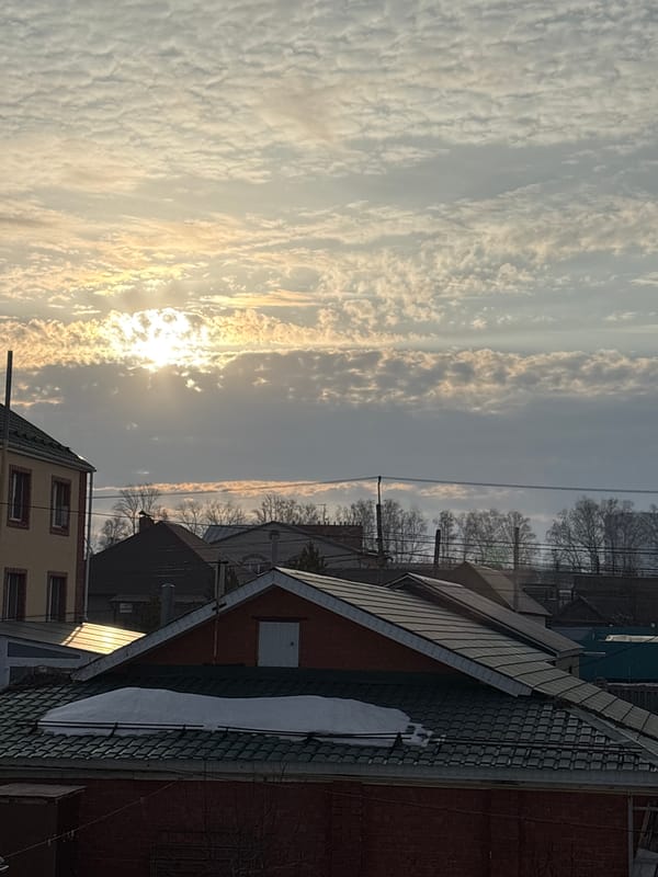 Predawn urban observations documented in Ulyanovsk residential area