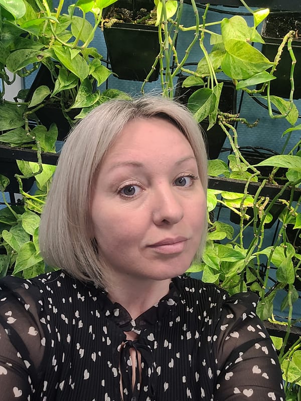 Woman documents morning routine in selfies across Izhevsk