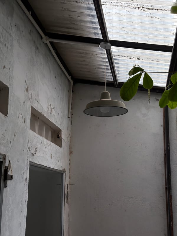 Morning life documented across Đà Nẵng cafes and streets