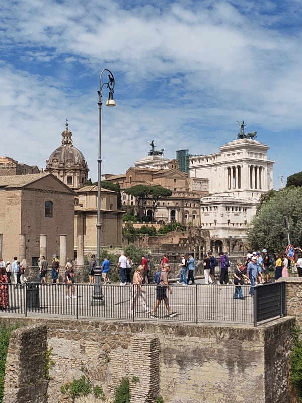 Morning tourist activity documented across Rome's historic sites
