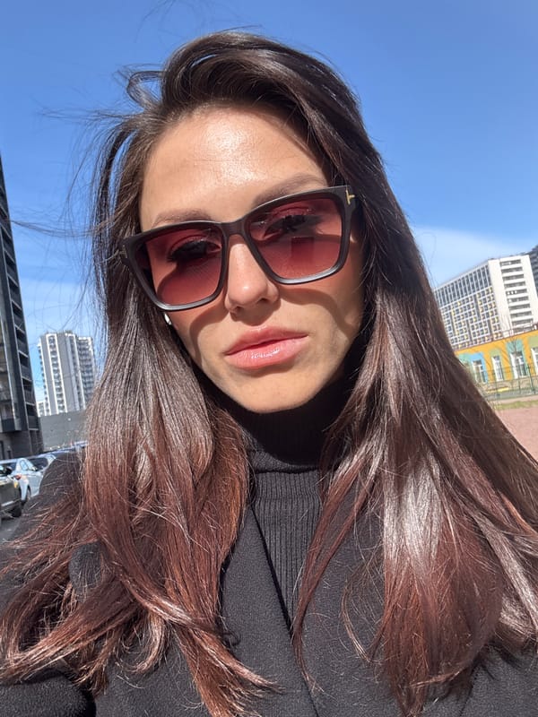 Woman documents casual afternoon moments in Murino, Russia