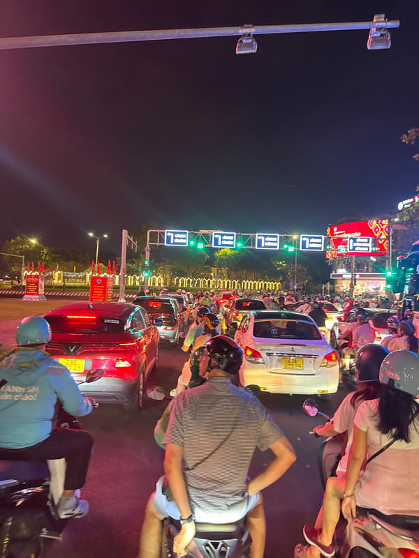 Heavy traffic documented on busy Đà Nẵng street