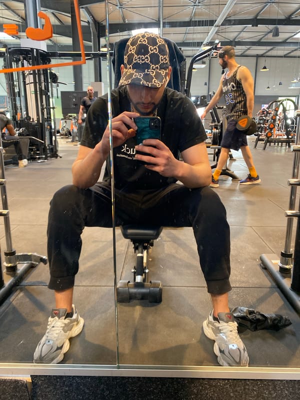 Man takes mirror selfie at Hœnheim gym