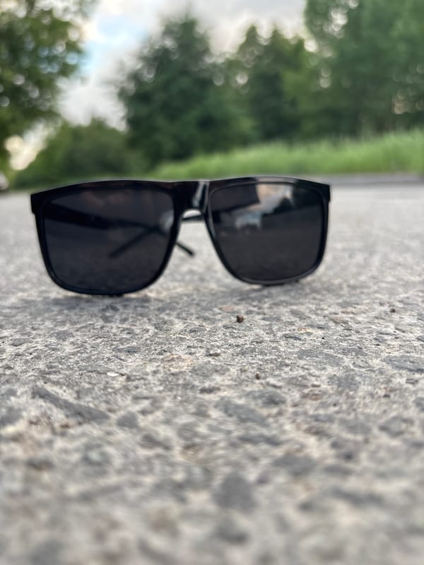 Urban witness captures rainy afternoon scenes, abandoned sunglasses