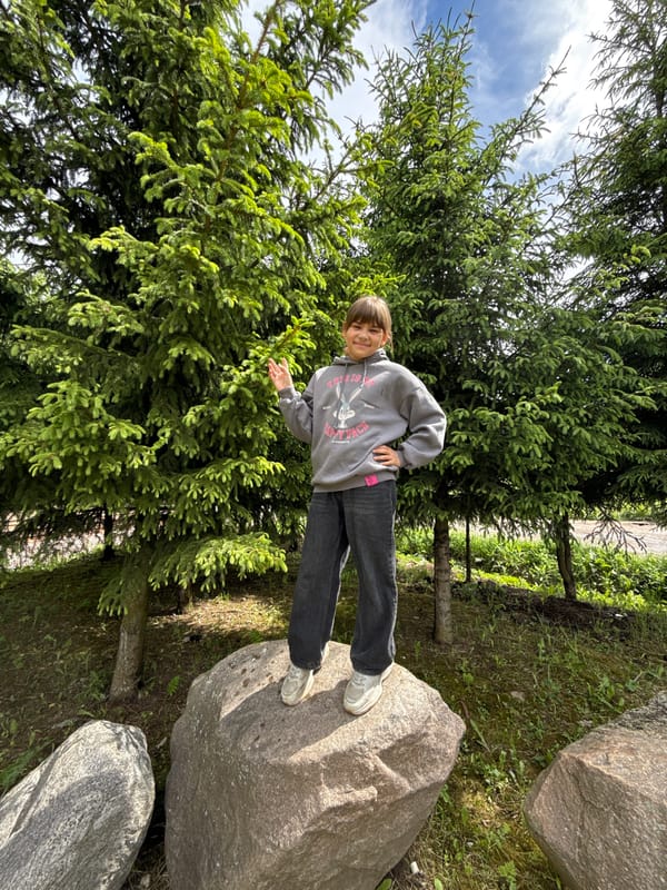 Casual moments captured in Rusanovo: park poses, studio equipment