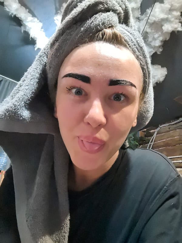 Woman documents eyebrow tinting routine in multiple selfies