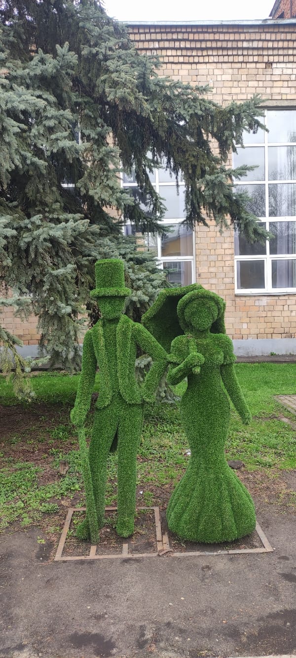 Formal couple topiary sculpture spotted in Shchyolkovo, Russia