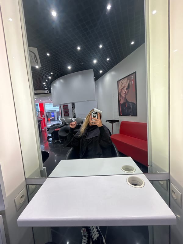 Woman documents hair salon visit through selfies in Leers