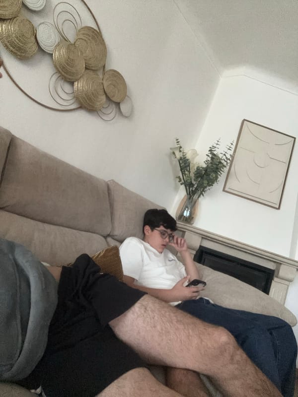 Person using phone on sofa in Vila Real home