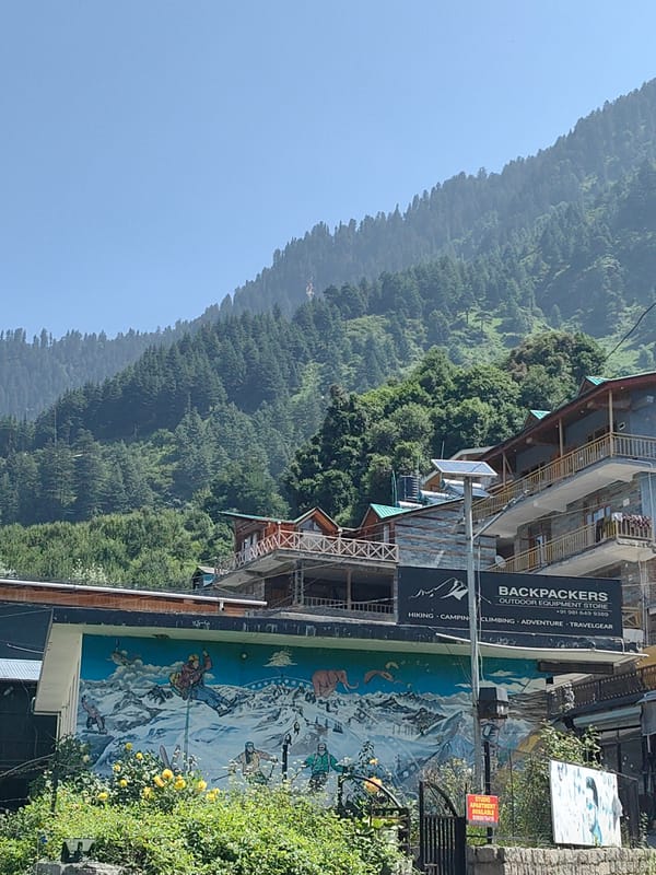 Morning street scenes and mountain views around Manali