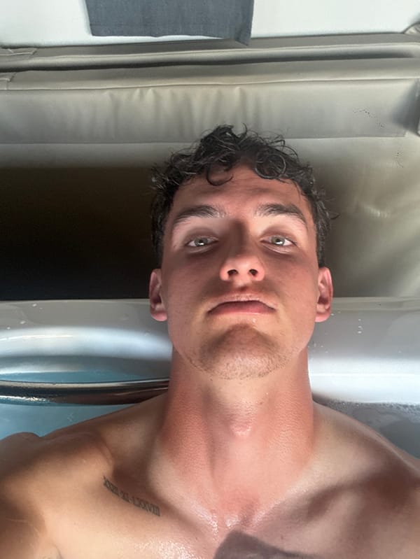 Man enjoys late-night hot tub session in León