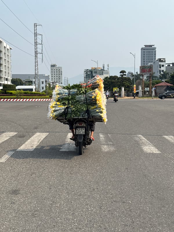 Early morning street life documented in Đà Nẵng, Vietnam