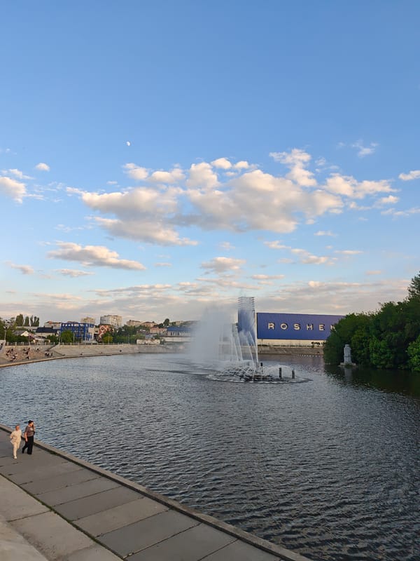 Vinnytsia River Fountain and Waterfront Scene Documented by Witnesses