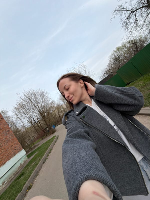 Casual outdoor moments documented in Reshetnikovo park area