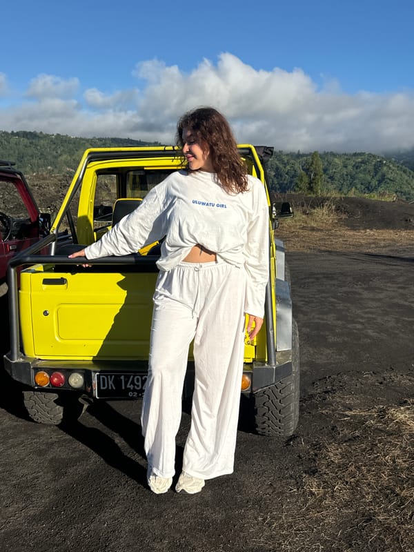 Woman in tracksuit spotted with yellow jeep in Kintamani