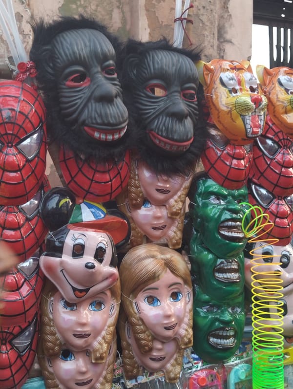 Street vendors, horror restaurants captured in Dhaka commercial district