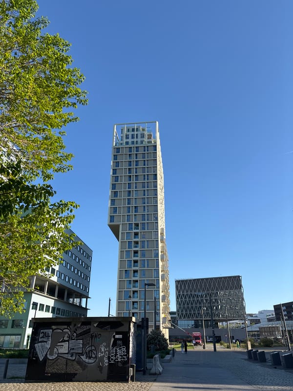 Clear skies over Antwerp waterfront captured by witnesses