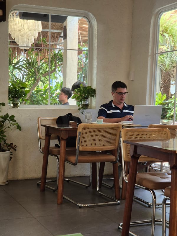 Late-night cafe session in Đà Nẵng with food and coffee