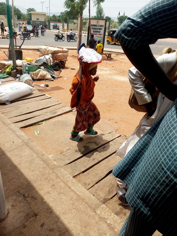 Daily marketplace and transport hub activity documented in Abarakan