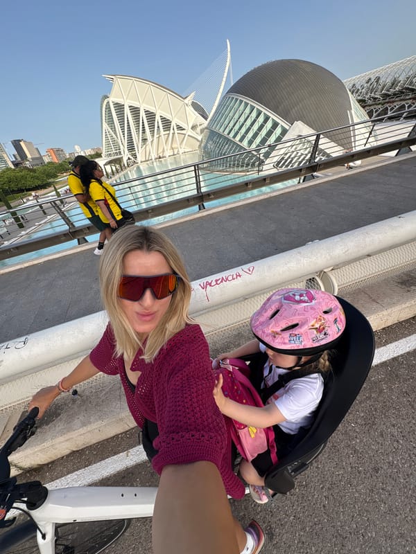 Bike ride and vintage truck event at Valencia's City of Arts and Sciences