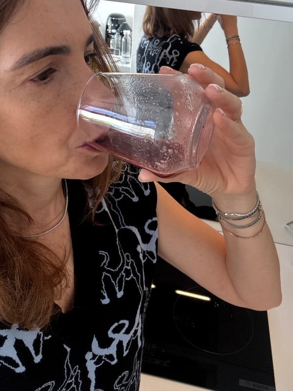 Person drinking from glass observed in Vila Nova de Gaia