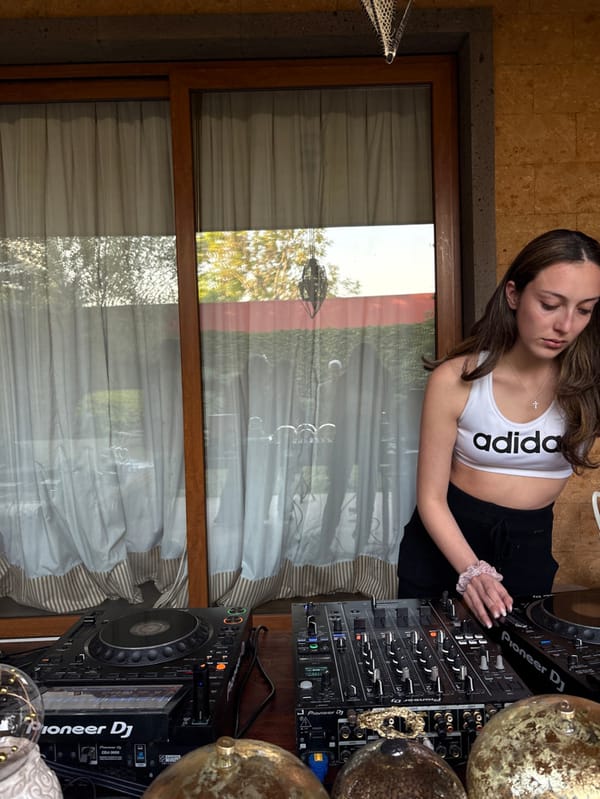 Outdoor DJ event draws crowd in Mexico City