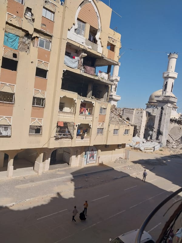 Witnesses document damaged buildings, pedestrian activity in Khan Yunis